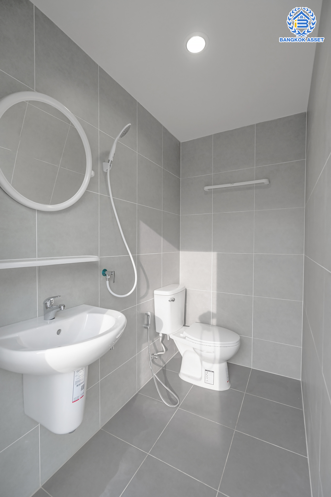 บ้านมือสองตกแต่งใหม่ ม.กฤษดานคร20 ปิ่นเกล้า-ติดถนนบรมราชชนนี เนื้อที่ 198 ตร.ว. บ้านเดี่ยวหลังใหญ่ ตกแต่งสุดหรูดีไซน์ยุโรป พร้อมฟังก์ชัน 4 ห้องนอน 4 ห้องน้ำ 1 ห้องแม่บ้าน จอดรถได้ 5 คัน บนทำเลเชื่อมต่อเมืองอย่างรวดเร็ว ใกล้ทางคู่ขนานลอยฟ้าบรมราชชนนี ทางด่วน "กาญจนาภิเษก" ม.มหิดล และเซ็นทรัลปิ่นเกล้า